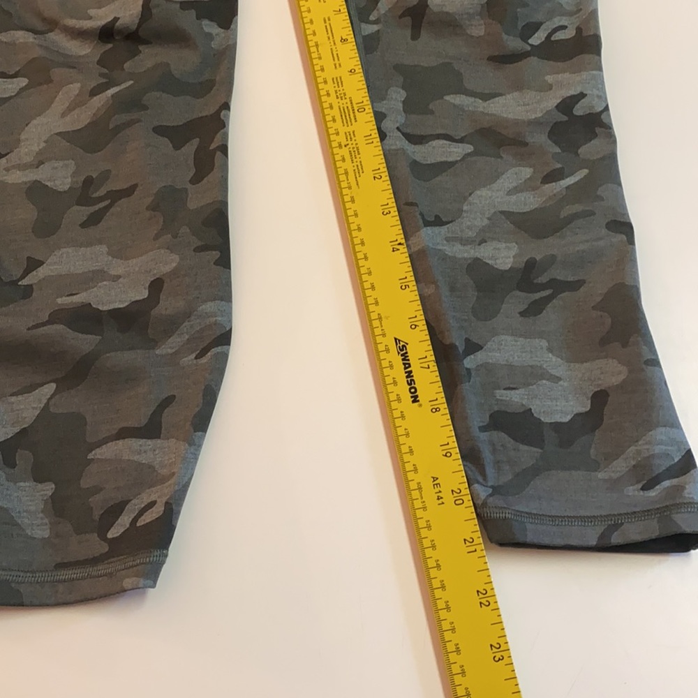 Gap Fit Gapfit XL camo green cropped leggings w stash pockets, worn 1-3 times - Picture 6 of 6